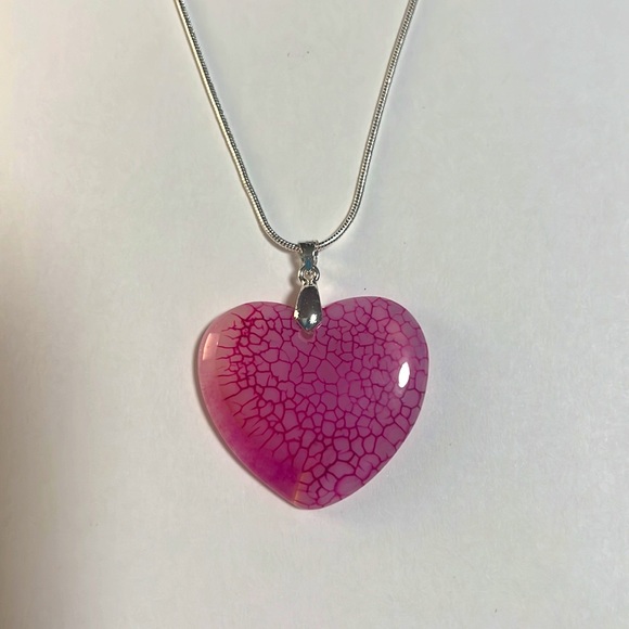 A pretty pink heart pendant with silver necklace - Picture 2 of 2
